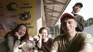 Momen kebersamaan Gary dengan istri dan anaknya kini terasa makin berarti setelah sang aktor pergi untuk selamanya. Foto: Instagram iskak_gary