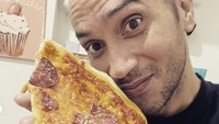 Cicip pizza ala NYC, Gary Iskak memuji ukurannya yang besar dan rasanya yang enak. Ngiler ya! Foto: Instagram iskak_gary