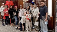 Bukti lain kalau Gary Iskak sosok yang dekat dengan keluarganya. Begini potret kebersamaan mereka usai makan hot pot gaya Chong Qing. Foto: Instagram iskak_gary