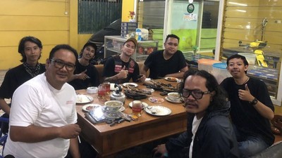Potret Seru Gary Iskak Kulineran Bareng Keluarga dan Geng Motor
