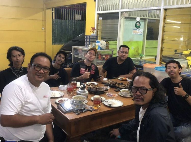 Potret Seru Gary Iskak Kulineran Bareng Keluarga dan Geng Motor