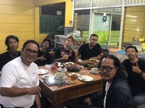 Potret Seru Gary Iskak Kulineran Bareng Keluarga dan Geng Motor