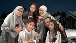 Potret Seru Gary Iskak Kulineran Bareng Keluarga dan Geng Motor