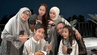 Gary Iskak merayakan ulang tahun anaknya usai makan steak. Terlihat lilinnya ditaruh di atas croissant. Foto: Instagram iskak_gary