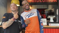 Mendukung usaha kuliner temannya, Gary Iskak pamer foto bersama. Sang teman membuka usaha BBQ bernama Barbechick pada 2023. Foto: Instagram iskak_gary