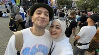 Baru-baru ini Gary Iskak membuat pengakuan mengejutkan soal rumah tangganya dengan Richa Novisha. Ia menyebut pada tahun pertama pernikahan, dirinya hanya memberi uang belanja Rp 50 ribu kepada sang istri. Foto: Instagram iskak_gary