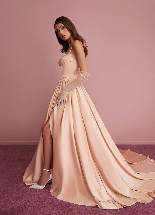 Koleksi ini banyak mengandalkan detail feminin dan manis yang mempercantik tampilan gaun, misalnya pita, renda, aplikasi bunga tiga dimensi, korset dan lace. Foto: Dok. Azazie