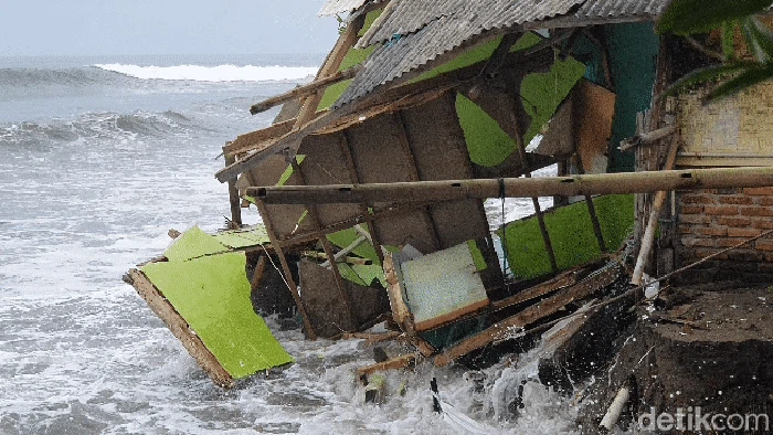 Gelombang tinggi hancurkan bangunan di pesisir Pantai Citepus Sukabumi.