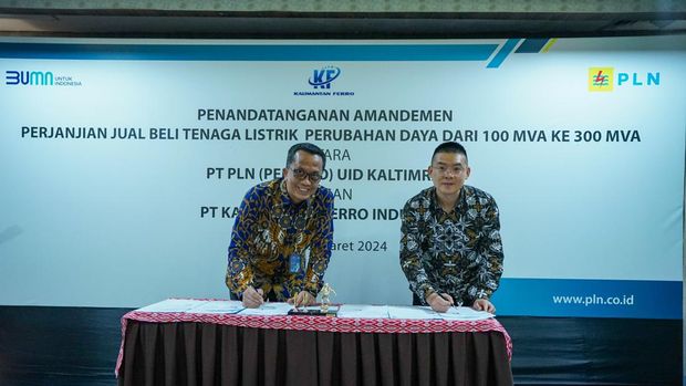 General Manager PLN Unit Induk Distribusi Kalimantan Timur dan Kalimantan Utara, Agung Murdifi dan Direktur PT Kalimantan Ferro IndustryI, Li Jian saat melakukan penandatanganan Amandemen Perjanjian Jual Beli Tenaga Listrik dari 100 Mega Volt Ampere (MVA) menjadi 300 MVA, pada Selasa (5/3) di Jakarta. (Dok. PLN)