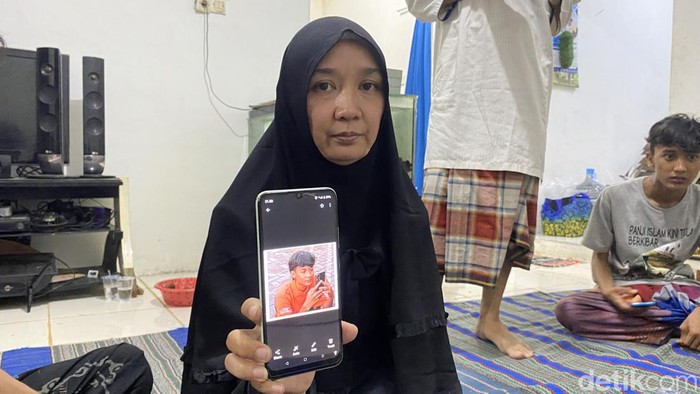 Ibu angkat pelajar yang tewas di Sidoarjo menunjukkan foto korban