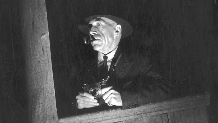 Harry Price perwakilan dari Society for Psychical Research (SPR) yang mengunjungi Borley Rectory pada 1929