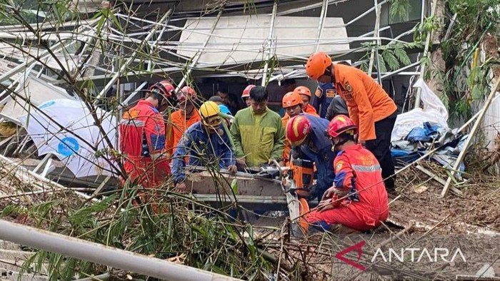 Petugas BPBD mengevakuasi korban tertimbun longsor di area wisata HeHa Waterfall Desa Cibeureum, Kecamatan Cisarua, Kabupaten Bogor, Jawa Barat, Senin (11/3/2024).
