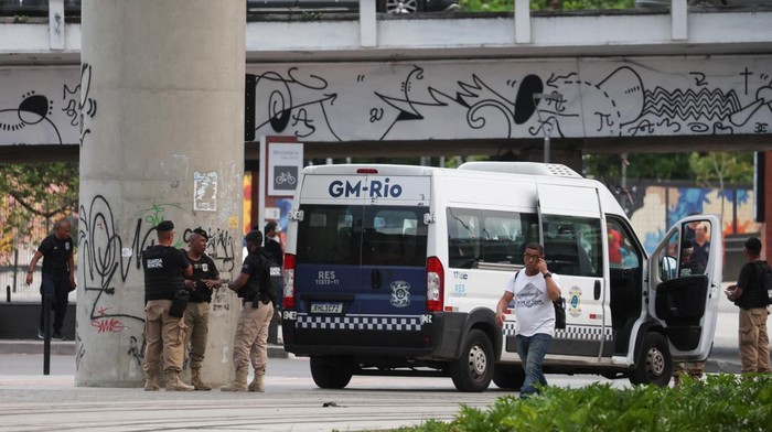 Police officers direct traffic outside the bus terminal station after a man hijacked a bus with passengers, in Rio de Janeiro, Brazil, March 12, 2024. REUTERS/Pilar Olivares