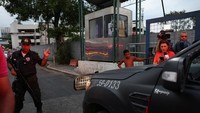 Di jejaring sosial X, Gubernur negara bagian Rio de Janeiro, Claudio Castro memuji tindakan teladan polisi dalam mengakhiri drama tersebut. Pembajakan bus bukan hal yang asing lagi di Rio. Pada tahun 2019, seorang pembajak yang bersenjatakan pistol palsu menyandera penumpang bus di sebuah jembatan di luar kota Rio selama hampir empat jam, sebelum ditembak mati oleh penembak jitu polisi.