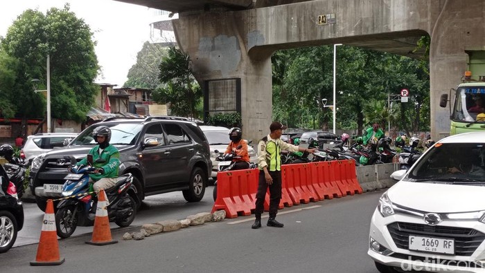 Ini lokasi pemotor lawan arah hingga semprot cairan ke sekuriti di Jl Prof Dr Satrio, Kuningan, Jaksel.