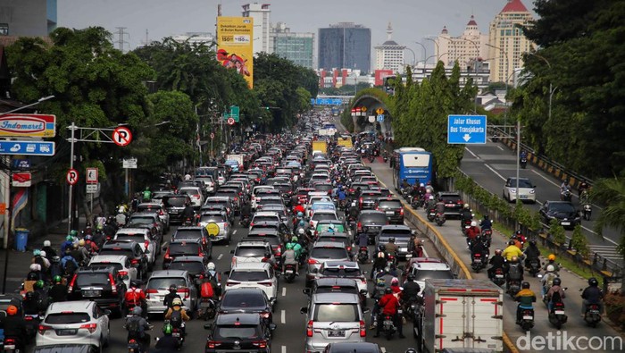 Jakarta Kembali Macet di Hari Kedua Ramadan Ratusan kendaraan terjebak macet di kawasan Jalan Letjen Suprapto, Jakarta Pusat, Rabu (13/3/2024).