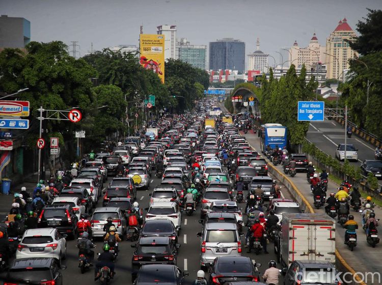 Potret Jakarta Kembali Macet di Hari Kedua Ramadan