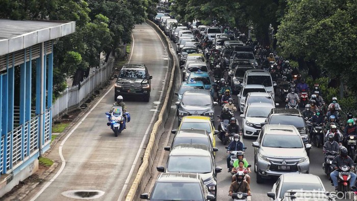 Jakarta Kembali Macet di Hari Kedua Ramadan Ratusan kendaraan terjebak macet di kawasan Jalan Letjen Suprapto, Jakarta Pusat, Rabu (13/3/2024).