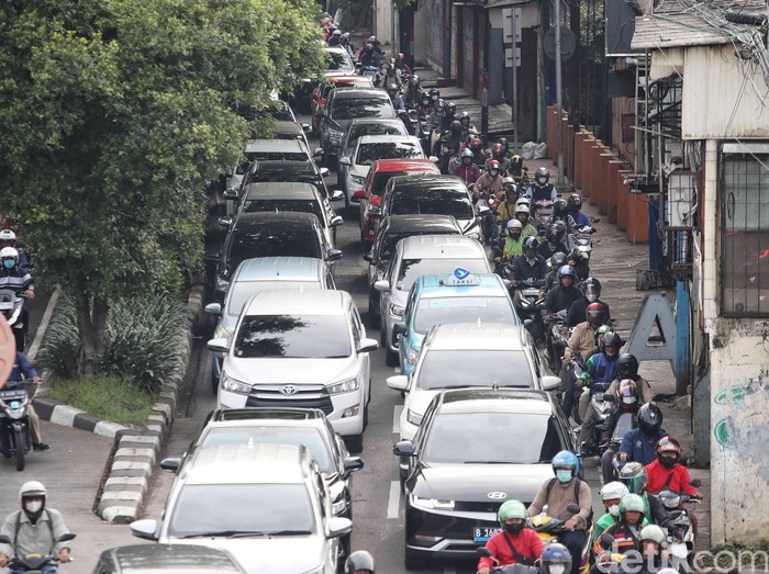 Ratusan kendaraan terjebak macet di kawasan Jalan Letjen Suprapto, Jakarta Pusat, Rabu (13/3/2024).