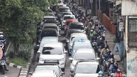 Tampak kemacetan terjadi di Jalan Letjen Suprapto. Kendaraan roda dua dan roda empat memadati jalan. 