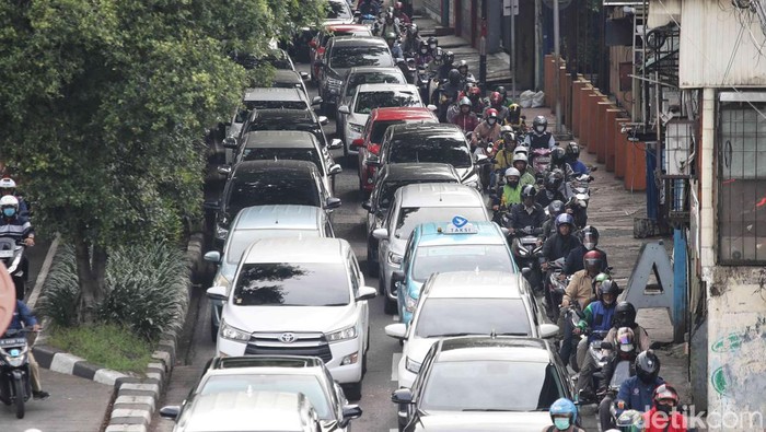 Jakarta Kembali Macet di Hari Kedua Ramadan Ratusan kendaraan terjebak macet di kawasan Jalan Letjen Suprapto, Jakarta Pusat, Rabu (13/3/2024).