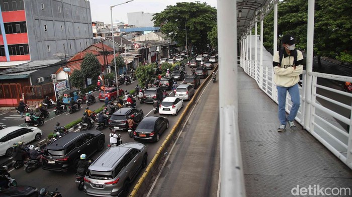 Ratusan kendaraan terjebak macet di kawasan Jalan Letjen Suprapto, Jakarta Pusat, Rabu (13/3/2024).
