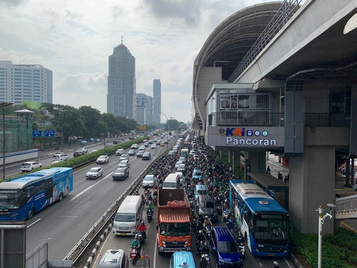 Jalan Gatot Subroto Cawang arah Pancoran macet pagi ini