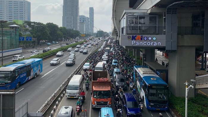 Jalan Gatot Subroto Cawang arah Pancoran macet pagi ini