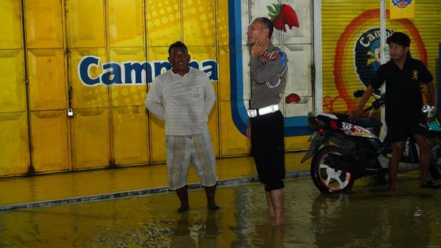 Jalur bangkalan-sampang lumpuh karena banjir