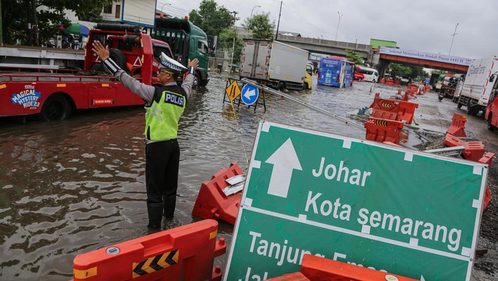 Foto udara sejumlah kendaraan melewati banjir yang merendam jalur pantura di Jalan Kaligawe Raya, Semarang, Jawa Tengah, Rabu (13/3/2024). Intensitas hujan yang tinggi dan meluapnya air sungai di sekitar ruas jalan di kawasan itu mengakibatkan banjir dengan ketinggian 40 cm - 1,5 meter sehingga menyebabkan lalu lintas dari Kota Semarang menuju Kabupaten Demak maupun sebaliknya terganggu. ANTARA FOTO/Makna Zaezar/tom.