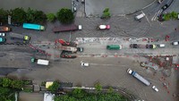 Banjir tersebut menyebabkan lalu lintas dari Kota Semarang menuju Kabupaten Demak maupun sebaliknya terganggu. 
