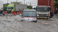 Intensitas hujan yang tinggi dan meluapnya air sungai di sekitar ruas jalan di kawasan itu mengakibatkan banjir dengan ketinggian 40 cm - 1,5 meter. 