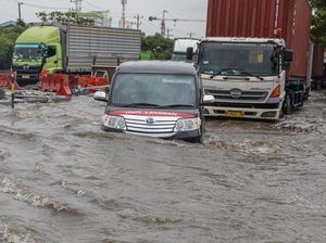 Jalan Alternatif Prampelan Demak Banjir, Sejumlah Kendaraan Mogok