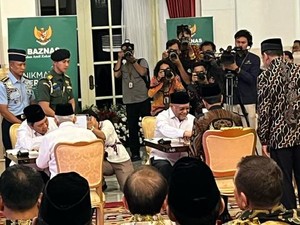 Jokowi hingga Prabowo Serahkan Zakat ke Baznas di Istana, Bayar Pakai QRIS