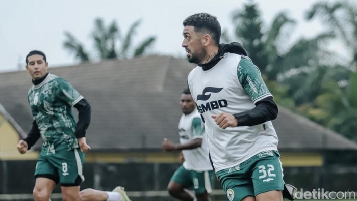 Jonathan Bustos saat sesi latihan PSS Sleman jelang lawan Borneo FC, Senin (11/3/2024).