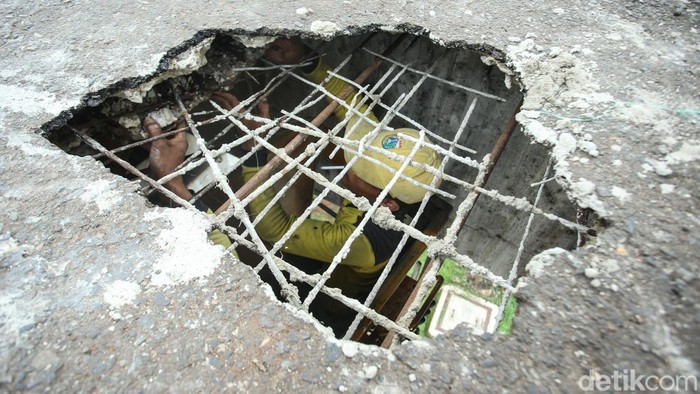JPO Bolong di Grogol Mulai Diperbaiki JPO Bolong di Grogol Mulai Diperbaiki