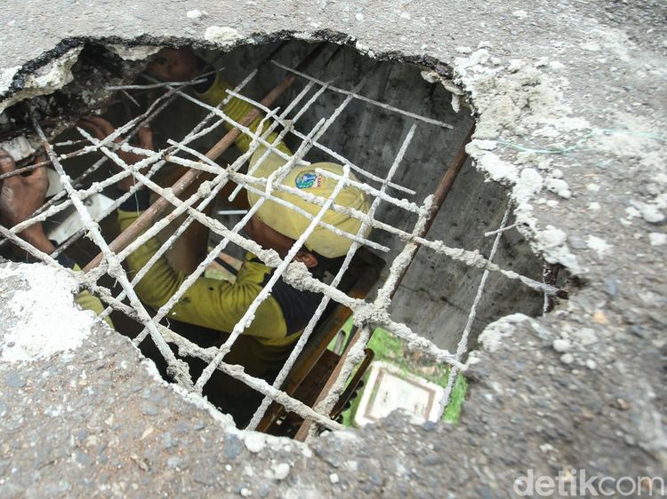 JPO Berlubang di Grogol Mulai Diperbaiki