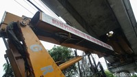 Petugas dari Sudin Bina Marga Jakarta Barat usai menerima laporan langsung melakukan perbaikan.