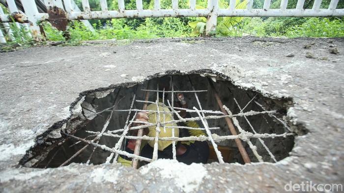 JPO Bolong di Grogol Mulai Diperbaiki JPO Bolong di Grogol Mulai Diperbaiki