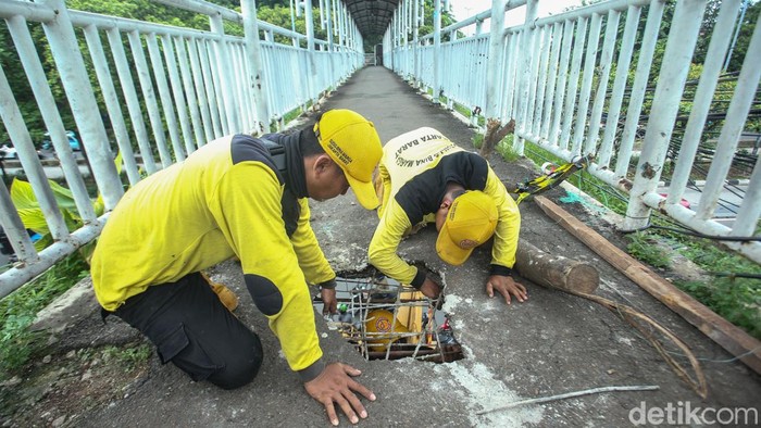 JPO Bolong di Grogol Mulai Diperbaiki