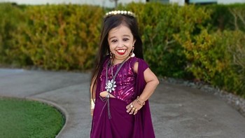Amge merupakan seorang aktris yang pernah tampil dalam American Horror Story. Dia memiliki bentuk dwarfisme yang disebut achondroplasia. Foto: Instagram Jyoti Amge