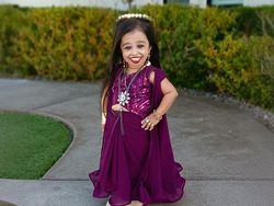 Perempuan Terpendek dan Tertinggi di Dunia Ketemu, Langsung Akrab