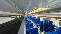 Sebelumnya kereta ekonomi hanya berkapasitas 106 tempat duduk dengan formasi 3-2, sandaran tegak lurus, dan saling berhadapan. Lalu secara bertahap diganti menjadi kereta ekonomi berkapasitas 80 tempat duduk dengan formasi 2-2 berhadapan atau tidak berhadapan - Foto: Dok. KAI