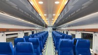 Kini KAI melakukan inovasi terbaru dengan menghadirkan Kereta Ekonomi New Generation, di mana jumlah tempat duduk menjadi 72 kursi, sehingga ruang untuk kaki atau leg room-nya menjadi lebih luas. Selain itu, jenis kursinya juga sudah menggunakan tipe captain seat yang dapat diatur kemiringannya (reclining) serta bisa disesuaikan searah laju KA ataupun berhadapan (revolving). Dengan begitu, dapat membuat pelanggan semakin nyaman saat bersandar - Foto: Dok. KAI