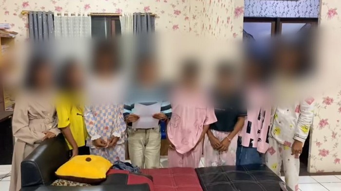 Kedelapan ABG Perempuan yang telah selesai membuat surat pernyataan.