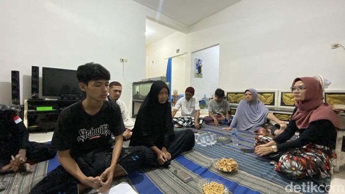 Keluarga Maulana yang tewas diduga dikeroyok gangster di Sidoarjo