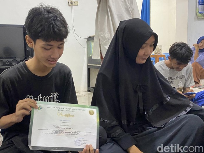 Keluarga Maulana yang tewas diduga dikeroyok gangster di Sidoarjo