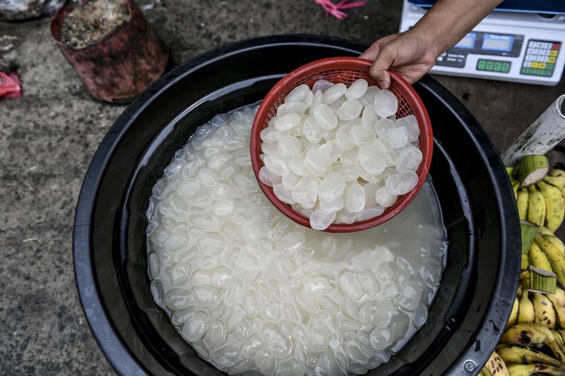 Pedagang melayani pembeli kolang kaling di kawasan Pasar Kebayoran Lama, Jakarta, Rabu (13/3/2024). Di bulan Ramadhan sejumlah warga menjadi penjual musiman kolang kaling dikarenakan olahan kolang kaling biasa disajikan saat berbuka puasa yang di jual dengan harga Rp25.000 per kilogram. ANTARA FOTO/Hafidz Mubarak A/nz