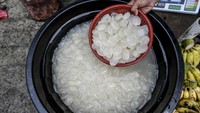 Di bulan Ramadan sejumlah warga menjadi penjual musiman kolang kaling dikarenakan olahan kolang-kaling biasa disajikan saat berbuka puasa.