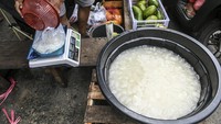 Kolang-kaling dijual dengan harga Rp 25.000 per kilogram.  